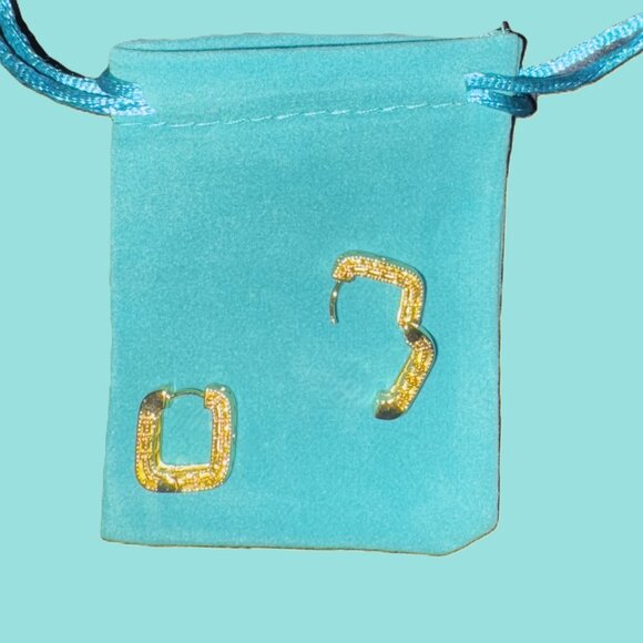 Stunning 24 Carat Gold Filled-Flip-Back Earrings Quatrefoil Design NWOT - Picture 6 of 9